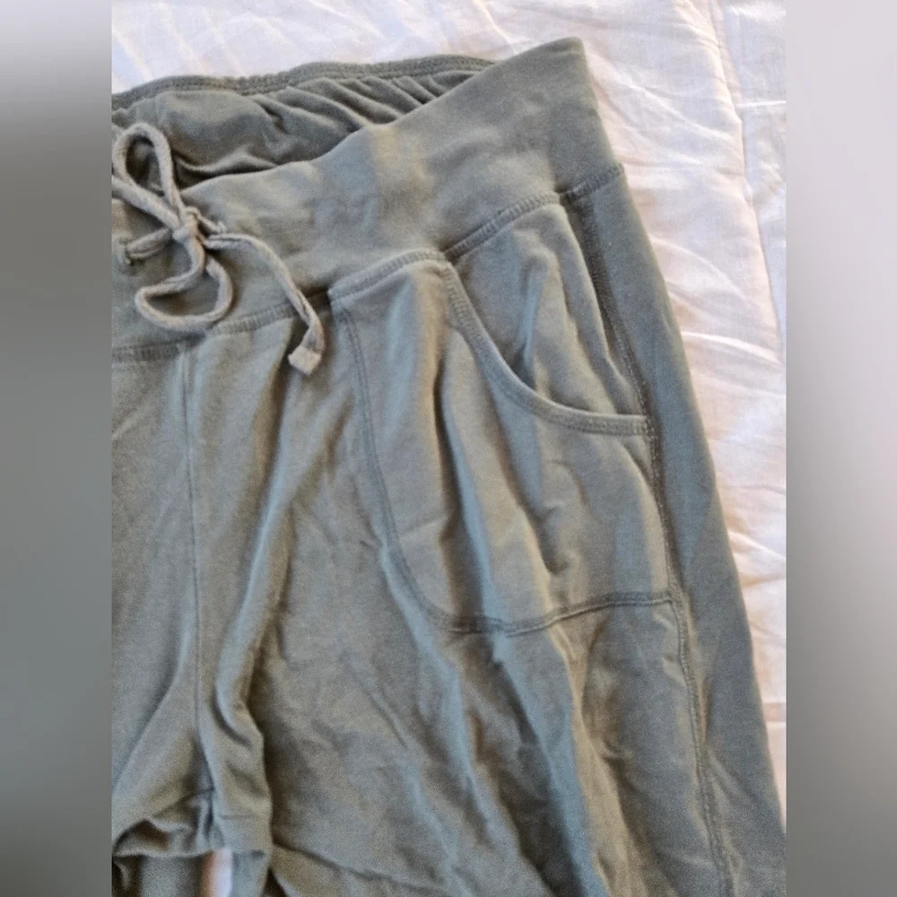 Athletic Works army green drawstring lounge Capri M (8-10) - Picture 3 of 6